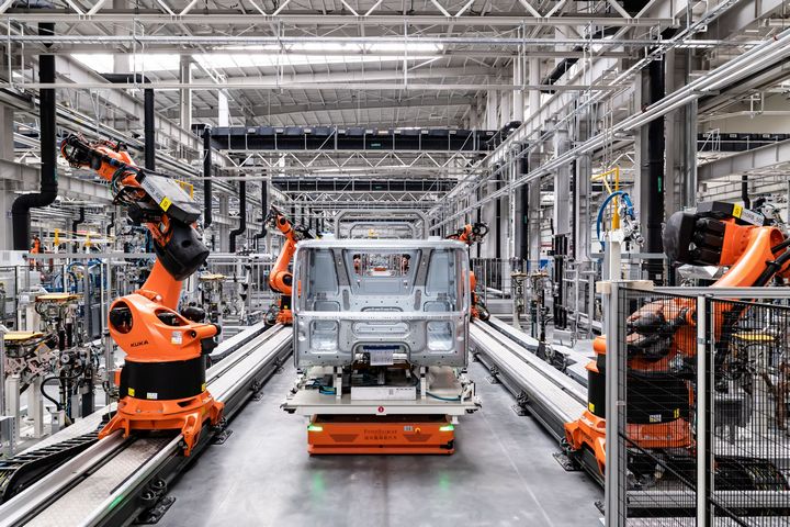 图2. 国产梅赛德斯-奔驰卡车专属的新工厂配备高柔性、可扩展的生产线.jpg