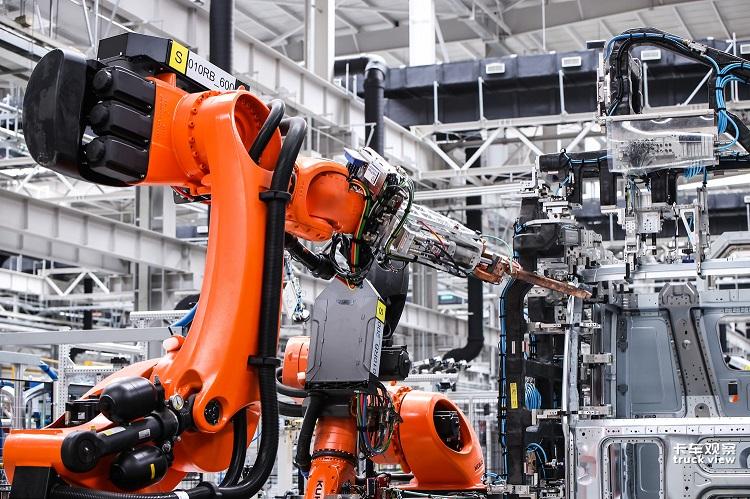 梅赛德斯-奔驰国产重卡专属工厂搭载尖端科技与智能装备.jpg