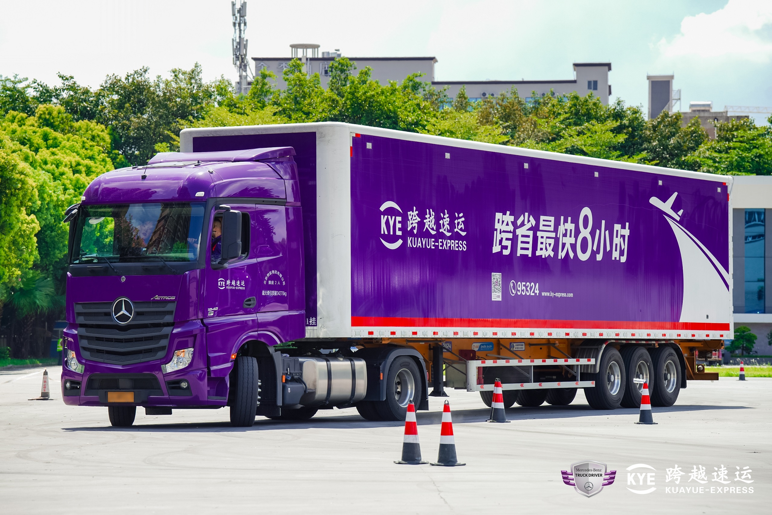 配图2-“好用、实用、敢用”的梅赛德斯-奔驰Actros 牵引车.jpg